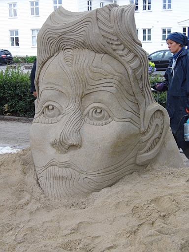 DSCI0226.JPG - Rechts im Bild die Kuenstlerin dieser Skulptur, die gerade beim Einspruehen ist.