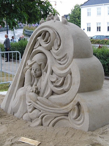 DSCI0227.JPG - Dieses hier hat dem Skipper am besten gefallen. Auf der Hand des Maedchens sitzt, leider schlecht zu erkennen, ein Voegelchen