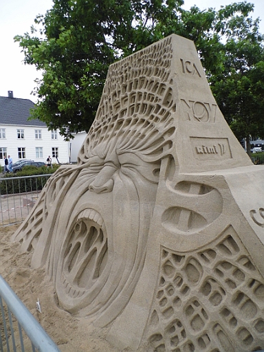 DSCI0230.JPG - Der Kuenstler, der dieses Werk erschuf, muss von diversen lokalen Firmen gesponsert worden sein, denn wie man rechts sieht hat er schon ein paar Firmenlogos eingearbeitet. Die ganze Rueckseite ist voll davon!