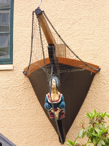 DSCI0244.JPG - Noch eine schoene Holzarbeit; diesmal an der Hauswand.