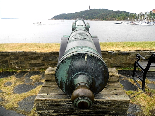DSCI0245.JPG - Die hier auf der Zitadelle am Hafen sind schon eher nach meinem Geschmack. "Fluch der Karibik" laesst gruessen.