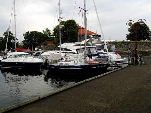 DSCI0258.JPG - So, da liegen wir in Kristiansand. Das Einparken war schon ganz kribbelig und der Skipper war auf sein Manoever stolz. Wie wir aber ohne Bugstrahl da wieder rauskommen sollen ist mir schleierhaft. Vermutlich werden wir mit Leinen verholen, denn auf der anderen Seite ist alles voller Motorboote, also kein Wendekreis.