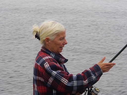 DSCI0270.JPG - Bevor wir Kristiansand verlassen, versucht die Bordfee nochmal ihr Anglerglueck, allerdings leider erfolglos.