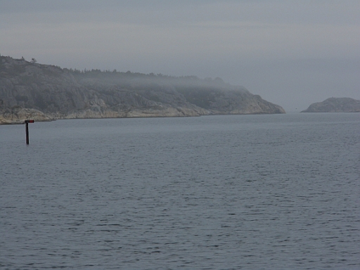 DSCI0275.JPG - Auf See herrscht dicker Nebel und nur dank der Technik kommen wir gut klar. Im Hafen war das noch nicht zu erkennen. Nun naehern wir uns wieder dem Festland, der Blindleia, und der Nebel lichtet sich.