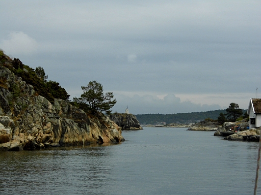 DSCI0303.JPG - Und wieder wird's eng. Teilweise bekommt die Bordfee eine Krise, weil der Skipper angeblich zu schnell ist. Dabei sind es nur 5 kn. Mehr ist im Nahbereich von Lillesand, unserem Ziel, nicht erlaubt.