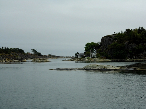DSCI0310.JPG - Und immer wieder enge und zugleich flache Stellen. Man sollte sich gut in der Mitte halten. Wer eine Enge zu erst erreicht hat "Vorfahrt". Die Entgegenkommer stoppen dann auf. Das klappt hervorragend und auch wir bleiben einige Male stehen.