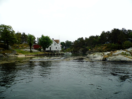 DSCI0313.JPG - Und immer wieder malerische Domizile am Ufer