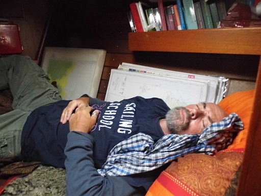 DSCI0457.JPG - Tja, noch ist der Skipper nicht ganz auf den Beinen. Die Antibiotika wirkten doch nicht, wie sie sollten und der Wechsel auf ein anderes Medikament bringt schliesslich den Erfolg. Und viel, viel Schlaf.