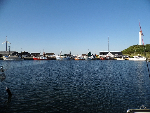 DSCI0462.JPG - So packen wir es denn schliesslich nach fast einer Woche Helsingoer zu verlassen. Zunaechst ueberlegt der Skipper zur schwedischen Seite zu wechseln, da der Wind eher aus W bis NW angesagt ist. Er soll aber nachmittags auf SW drehen und der traurige Blick der Bordfee, Anholt zu verpassen, gibt schliesslich den Ausschlag. Und wie man sieht, wir haben's geschafft. Einen Tag vor Pfingsten und es gab sogar noch freie Plaetze.