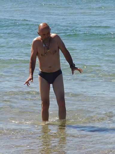 DSCI0475.JPG - So ganz ueberzeugt ist der Skipper von den Badequalitaeten noch nicht, vor allem was die Temparatur angeht...