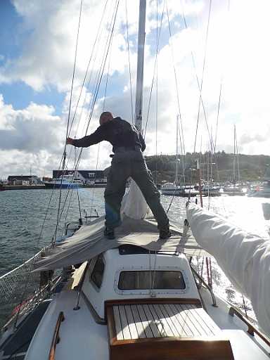 DSCI0496.JPG - Der Skipper aergert sich derweil mit dem WLAN Router herum. Das Ding mackt immer mehr. Micha Wnuk von der SY Marlin, Vertreiber des wunderbaren Geraetes verspricht mir, mir eine neue zu schicken. Nur das hilft im Moment nicht, denn wer weiss wo wir morgen sind. Ausserdem ist er gerade auf dem Weg von den Bahamas zu den Azoren. Ich nehme das Angebot trotzdem an und lasse den Router zu meiner Schwiegermama schicken. Hoffe er ist da, wenn wir heim kommen. By the way: Es wurden schliesslich 7 (!) Tage auf  Anholt...