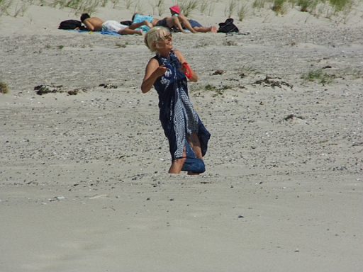 DSCI0538.JPG - Und nachdem die Bordfee mir auch noch den zweiten Tag aus der Nase gezogen hat, ist dann auch Essig mit Weitersegeln: 6 bis 7 Bft aus NW. Da wollen wir ja hin. Also machen wir, bzw. die Bordfee das Beste draus, und laesst ihren Lenkdrachen steigen, der bei diesem Wind herrlich fliegt. Es macht wirklich riesen Spass, sie so gluecklich wie ein kleines Kind zu sehen. Sie ist rundum happy!