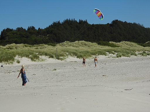 DSCI0544.JPG - Und eines muss man ihr lassen: Sie beherrscht den Drachen voll und ganz, selbst bei 6 Bft.