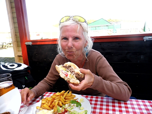 DSCI0548.JPG - Sowas macht natuerlich Hunger und da kommt der Riesenburger gerade recht...