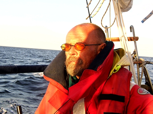 DSCI0573.JPG - Schliesslich tut sich ein Fenster auf. Die Bordfee wollte ja zur schwedischen Seite wechseln, doch der Skipper entscheidet: Norwegen! Ziel Arendal. Bei der Annaeherung an die Kueste ist dann wieder Konzentration gefragt.