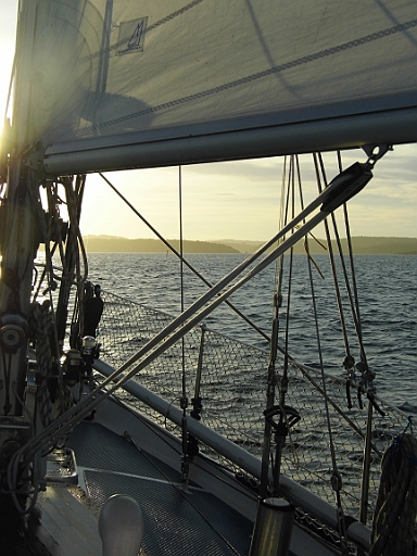 DSCI0577.JPG - Die Kueste liegt in leichtem Dunst. Kein Vergleich zum Vorjahr, da war sie erst auf 5 sm zu sehen.