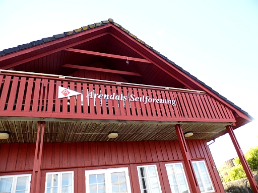 DSCI0610.JPG - Eigentlich wollte der Skipper ja direkt hinein nach Arendal, auch wenns schweineteuer ist (300 NKR die Nacht = ca. 40 Euronen), doch die Bordfee hat eine bessere Idee und lots uns zu einer vorgelagerten Insel auf der sich der Segelclub von Arendal befindet.nWir sind mutterseelenallein, bis auf einen Norweger und einen Schweden, die abder am anderen Morgen weiter wollen. Sie erzaehlen uns dass das Liegen hier kostenlos ist, Wasser und Strom incl. Nur die Toiletten sind abgeschlossen, wie auch alle anderen Clubeinrichtungen.