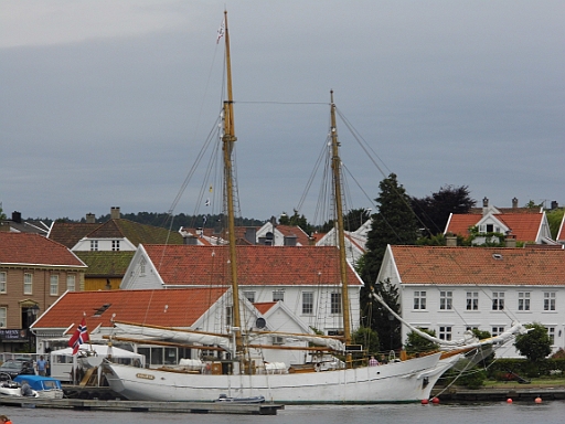 DSCI0357.JPG - Auch diese Schoenheit besucht Lillesand. Allerdings sind an Bord offensichtlich viele Touristen.