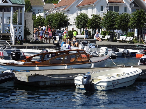 DSCI0370.JPG - Bald schon wimmelt es von kleinen Motorbooten, die nur kurz zum Einkaufen anlegen und dann wieder in der Beschaulichkeit der Blindleia verschwinden.