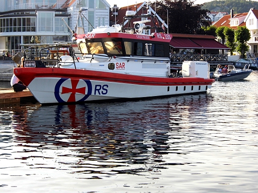 DSCI0379.JPG - Das WM Spiel Argentinien/Niederlande schauen sich dann auch die Seenotretter in Lillesand auf der grossen Wann an. Natuerlich gibts vorher wieder Musik. Diesmal life... Allerdings ist der Saenger nicht schlecht, die Musikauswahl passabel und dass das ganze in einem Country-Abend endet ist auch nicht so schlimm. Nur halt wieder eine halbe Nacht kein Schlaf ;-)