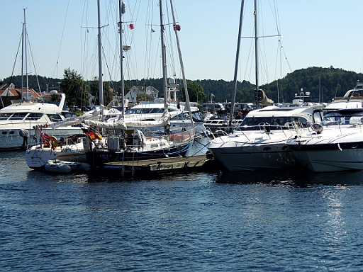 DSCI0382.JPG - Und da sind wir wieder in Lillesand. Diesmal gibt es kein Rockkonzert, daf&Atilde;&frac14;r aber trotzdem einen vollen Hafen und da das WM-Spiel Deutschland/Brasilien angesagt ist, gibt es abends dann doch noch Musik aus der Hafenkneipe bis zum Anpfiff und dann: Public viewing auf einer gro&Atilde;�en Leinwand mit Beamer. Damit ist wieder eine Nachtruhe dahin.