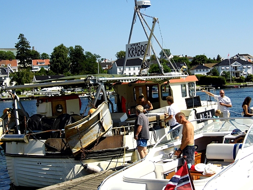 DSCI0396.JPG - Allerdings muss, bevor man in die Blindleia zurueckkehrt noch etwas geschlemmt werden. Was bei uns die "Frittenbude", ist hier der Kutter, an dem fertig zubereitete Krebsscheren verkauft werden. Der Laden laeuft offensichtlich sehr gut.