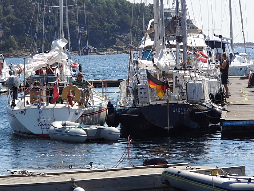 DSCI0399.JPG - Die Aurora aus Arendal geht bei uns laengsseits. So koennen wir etwas von der Gastfreundschaft des Arendaler Segelclubs, aus dem die Aurora stammt, zurueckgeben. Auch die beiden bemaengeln, dass ihre Landsleute immer seltener Fender zum Zeichen, dass man anlegen darf auf der freien Seite anbringen.