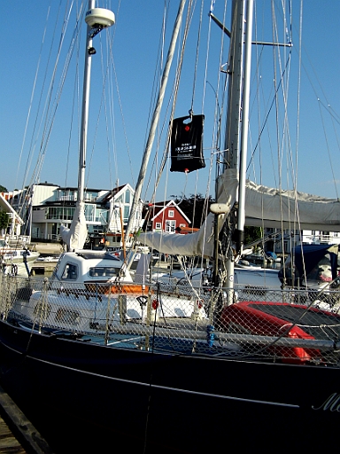 DSCI0403.JPG - Ja, es wird richtig schoen und warm. So warm, dass wir die Sonnendusche in Betrieb nehmen. Die Bordfee ist begeistert und nutzt sie reichlich.