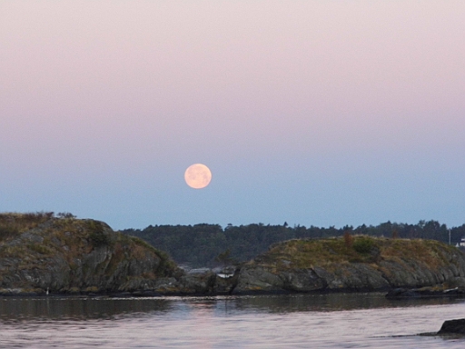 DSCI0436.JPG - Vollmond. Er leuchtet noch von der einen Seite, waehrend sich die Sonne schon in den Startloechern befindet.