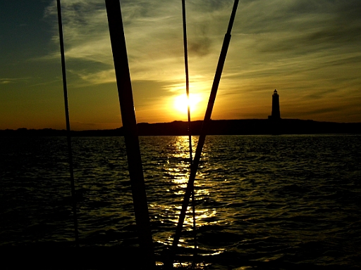 DSCI0444.JPG - Wir verlassen in aller Fruehe Arendal. Die Sonne blinzelt ueber den Horizont und taucht die See und das Leuchtfeuer von Torungen in goldenes Licht.