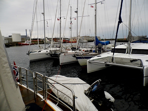 DSCI0447.JPG - Skagen ist gerammelt voll. Alle Hfenbecken sind dicht. Selbst vor den Fischauktionshallen ist alles belgt. Paeckchen-Liegen ist angesagt. Auch wir gehen in das Becken vor den Auktionshallen. Als 4tes bzw (wenn man den Katamaran doppelt zaehlt 5tes) Boot. Aber es kommen noch zwei bei uns laengs.  Das Wetter verschlechter sich und viele wollen offensichtlich in Skagen das WM-Finale sehen.