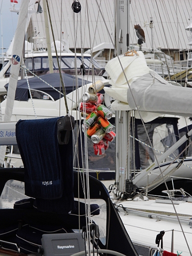 DSCI0450.JPG - Am nachsten Tag machen wir unsere Hafenrunde. Hier hat der Skipper am Vortag seine persoenliche Bordfee geheitratet. Mangels Auto-Auspuff hat man ihm die Buechsen ans Achterstag gebunden ;-D