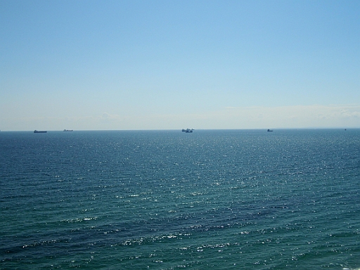 DSCI0498.JPG - Am Horizont sieht man die grossen Tanker und Frachter auf Rede liegen.