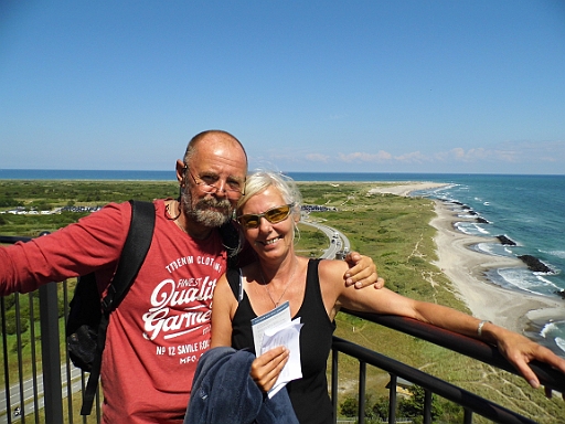 DSCI0513.JPG - Ein netter Daene sieht, dass ich die Bordfee ablichte und meint, so ginge das nicht. Wir muessten bei aufs Bild. Und so schnappt er sich unsere Kamera und hier ist das Ergebnis