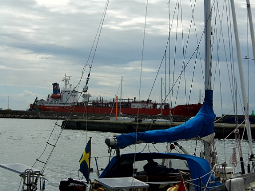 DSCI0520.JPG - Wieder an Bord. Wenn so ein Brocken, wie der rote Frachter, einlaeuft, dann heisst es schleunigst die Hafeneinfahrt freimachen!