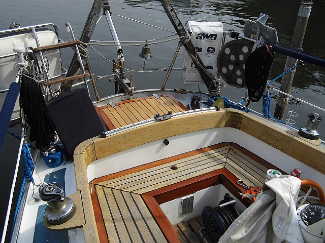 DSCI0232.JPG - Arbeitsmaessig haben wir sie schon wieder huebsch gemacht. Auch das bloede Coelan haben wir heruntergerissen und lassen nun die Latten "ergrauen" und behandeln nur noch die Leibhoelzer mit Benar. Benar ist im Aussenbereich Klasse. Flexibel, siehtaus wie Lack, obwohl es keiner ist, schuetzt das Holz und bietet UV-Schutz. Wir sind sehr zufrieden.