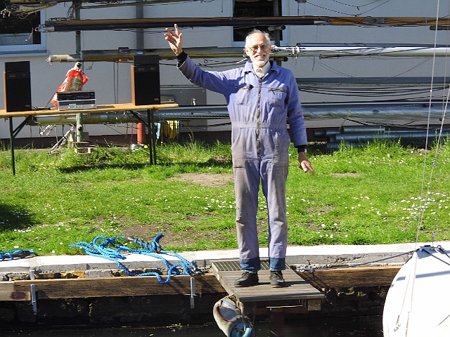 DSCI0239.JPG - Hajo Krah, Gildebruder der Schiffergilde zu Berlin e.V. und Vereinskamerad unseres Heimatvereines, WSV 22 e.V., hat doch tatsaechlichdie Stereoanlagevor dem Schiff aufgebaut, um uns mit Hans Albers-Klaengen zuenftig zu verabschieden. So eine treue Seele!