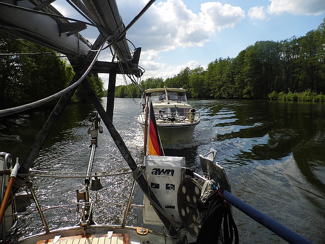 DSCI0247.JPG - Aber wie es das Schicksal will: In diesem Jahr gabeln wir einen treibstofflosen Motorbootfahrer auf, der quer im Fahrwasser lag. 2 h schleppen wir ihn bis nach Marienwerder.