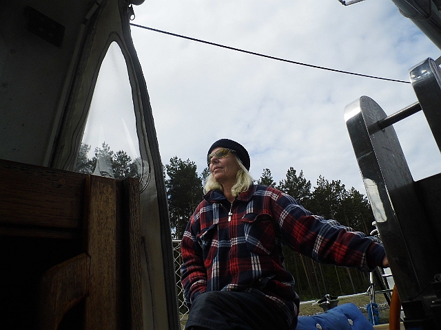 DSCI0250.JPG - Die Bordfee ist dabei sehr konzentriert, denn unser "Anhaengsel" steuert, warum auch immer, nicht mit.