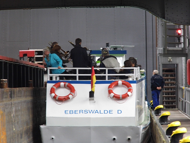 DSCI0256.JPG - Im Hebewerk Niederfinow bekommen wir eine Schleusung der besonderen Art: Mit Blechblas-Musik abwaerts. Das hatten wir noch nie ;-)
