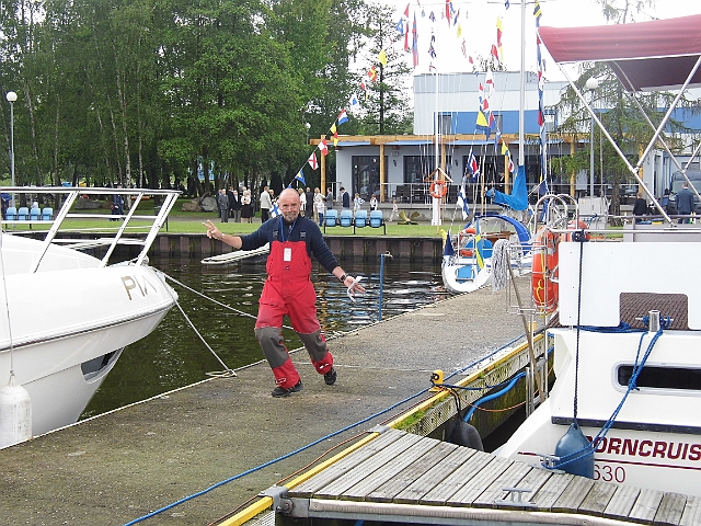 DSCI0292.JPG - Das Wetter war nicht so richtig toll, wie man an der Kombi sieht, aber wir sind endlich in Stettin und koennen beginnen, das Schiff seeklar zu machen. Der Skipper ist zufrieden.
