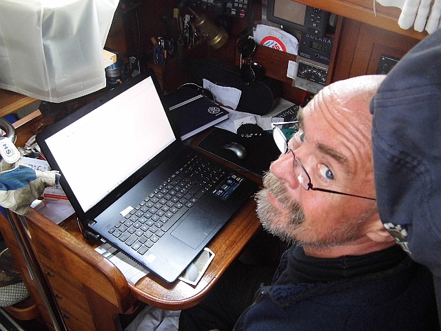 DSCI0297.JPG - Leider stellen sich nach dem Mastenstellen Probleme mit der Internetverbinduing ein. Wie hei&Atilde;�t es so schoen: Bleibt der Schirm weiss ist das ziemlicher Sch.....