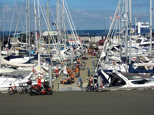 DSCI0530.JPG - Hafenidylle auf Daenisch. Es ist "Kajfest" angesagt, mit life music und allem moeglichen Ramba Zamba. Die Jungs da auf dem Steg gluehen schon mal vor. Ist in der prallen Sonne auch viel billiger. Es wirkt schneller ;-)