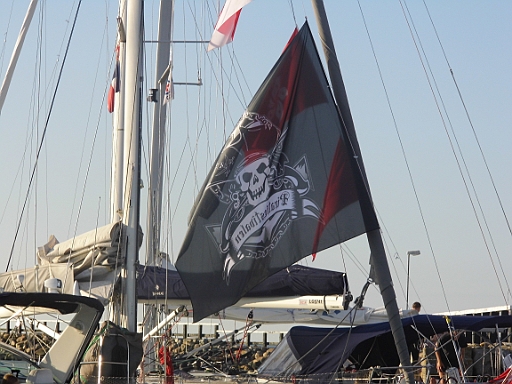 DSCI0548.JPG - Wie wir schon haeufiger im Norden festgestellt haben, geht der Trend zur Piratenflagge. Vor allem bei den Norwegern. Hier endlich mal eine wirklich unuebersehbare Variante
