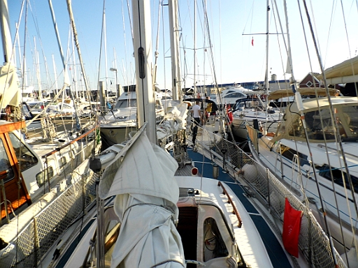 DSCI0549.JPG - Es geht eben nichts ueber einen sicheren, ruhigen Liegeplatz. Hier kann kommen was will, es ist nicht einmal genug Platz um sich bei Starkwind auf die Seite zu legen...