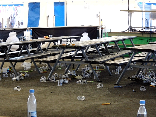 DSCI0561.JPG - Und so sah es damm am naechsten Morgen in den Zelten, in denen die Musik spielte aus.... (es roch aus so, wie es aussieht)