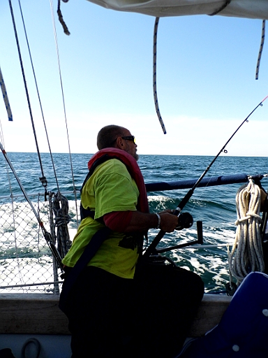 DSCI0589.JPG - Auch den Skipper juckt es in den Haenden. Der neue Makrelenpaternoster muss einfach ausprobiert werden.