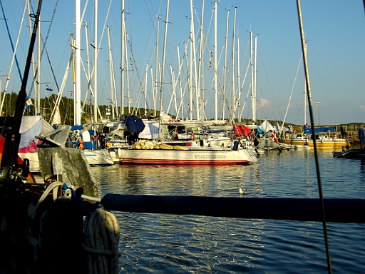 DSCI0613.JPG - Ja und da sind wir dann auf Anholt. Ruhe, Stille und... sollten uns erwarten, aber weit gefehlt. Hafen voll, Vorhafen voll, Paeckchen mit 10 und mehr Schiffen, liegen in zweierreihen hintereinander, und rund 40 bis 50 Schiffe auf Reede vor Anker (Wind ablandig, also guenstig). Auch wir belegen die zweite Reihe...