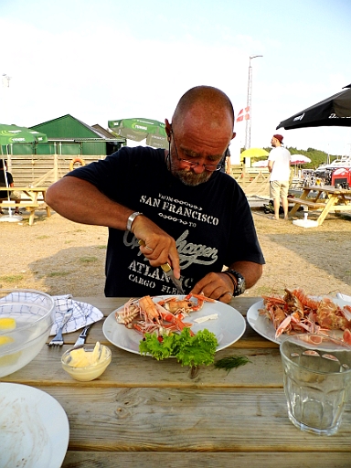 DSCI0685.JPG - Der Skipper kann's nicht lassen und isst noch einmal "Jomfrunhummer". Hat mit Hummer aber nix zu tun. Bei uns heissen die Dinger Kaisergranat. Auf jeden Fall saulecker!