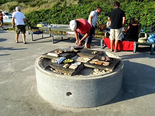 DSCI0701.JPG - Dieser Grill wird allabendlich zum Treffpunkt. Der Hafenmeister heizt ihn der Einfachheit halber um 1800 Uhr mit einem Brenner an.